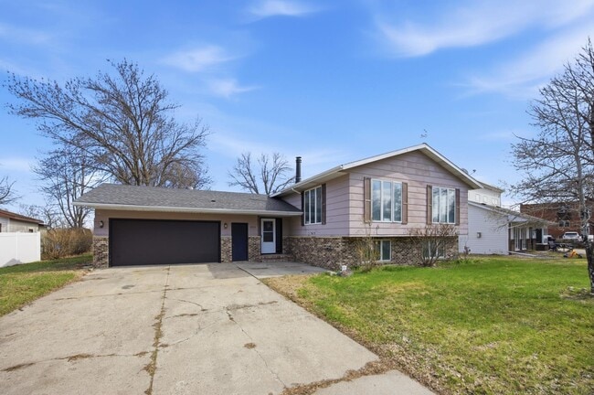 Building Photo - 609 Lily Ln