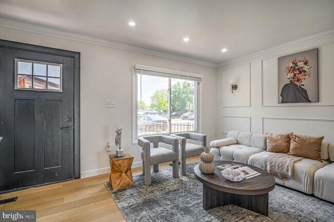 Photo - 1325 Barnaby Terrace SE