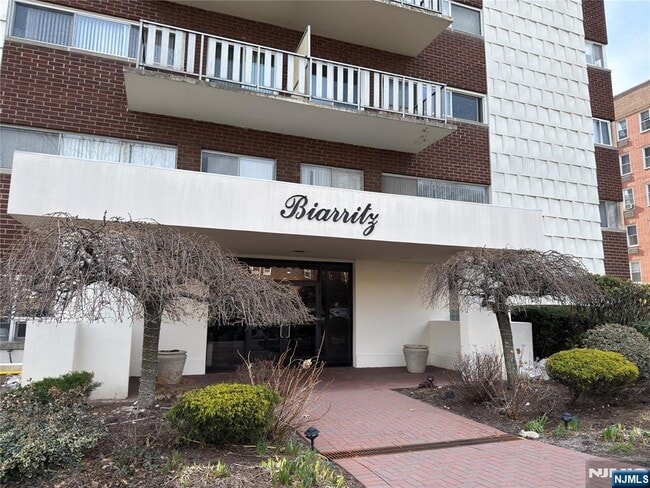 Photo - 2180 Center St Unit 1F