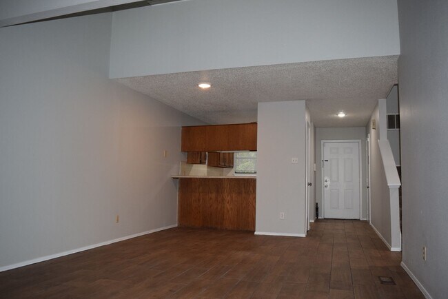 121 Perth Ct