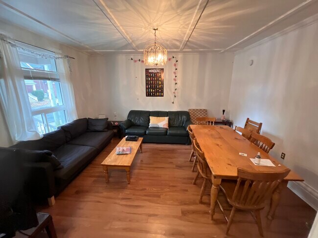 Photo - 417 Albert St