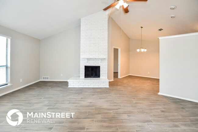 Photo - 1001 Field Trail Dr
