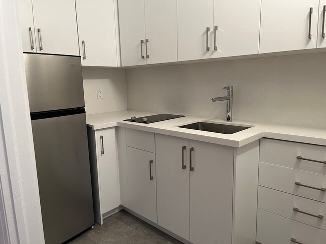 Building Photo - 26 Balmoral Ave Unit 207
