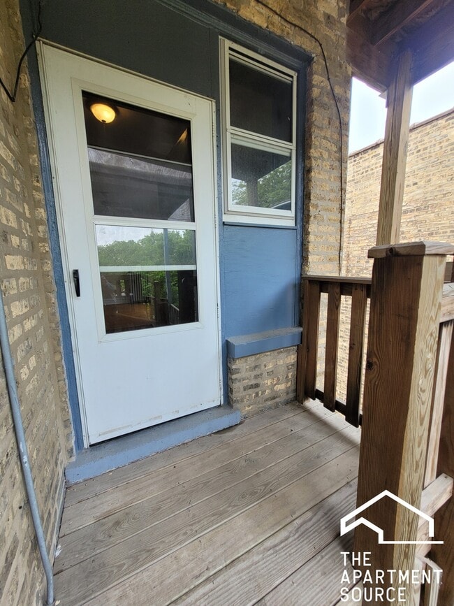 Building Photo - 4937 N Whipple St Unit 2E Rental