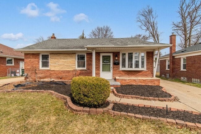 Building Photo - Charming 3-Bed, 2-Bath Brick Ranch in Saint Clair Shores – Move-In Ready!