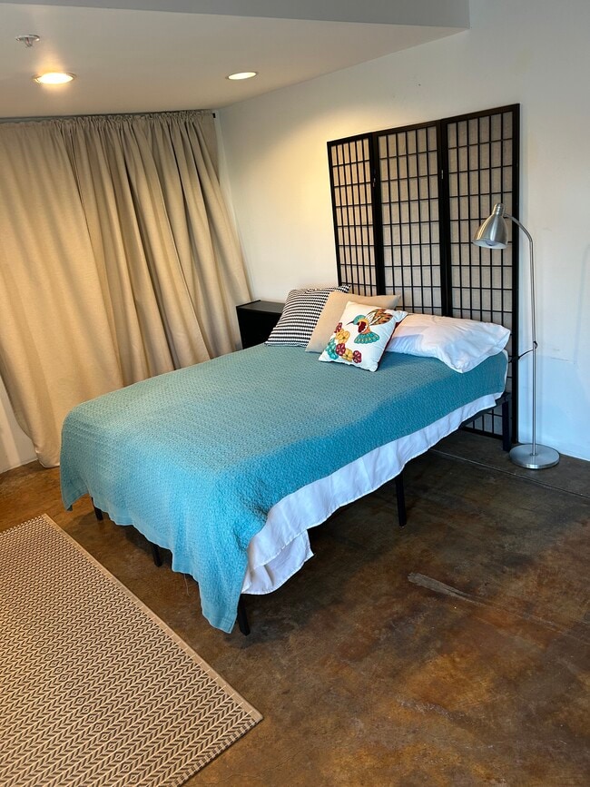 full bed - 2858 Waverly Dr Unit studio
