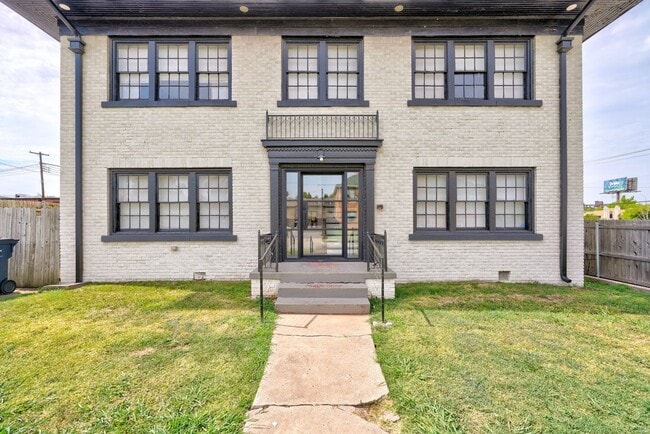 Building Photo - 324 NW 24th St Unit 2