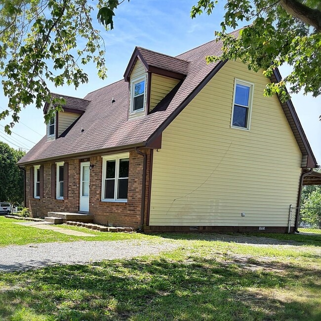 Building Photo - Charming 3 Bedroom Home in the Heart of Clarksville - Now Available!