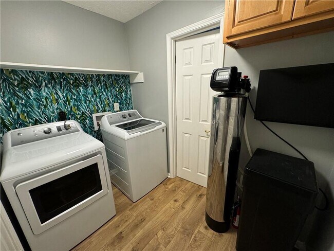 Photo - 5883 Brookside Dr SE