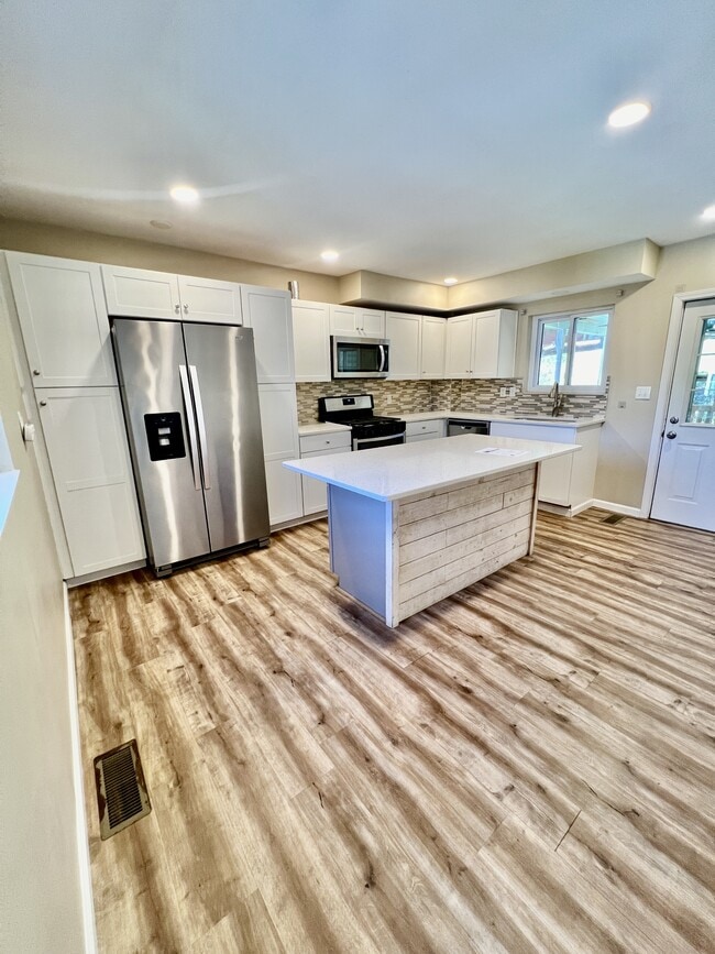 Photo - 544 Melrose St