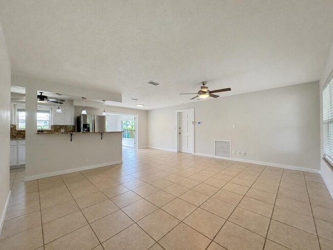 Photo - 924 SE 8th Ct