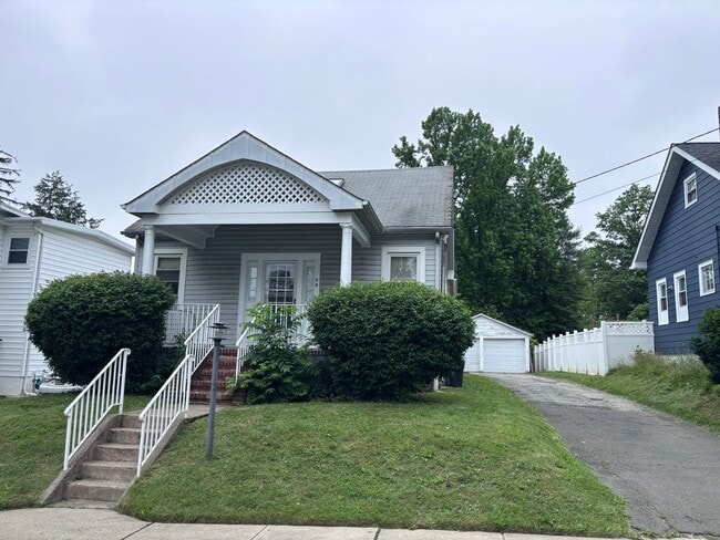 Building Photo - Ewing, NJ – 7BR / 2BA. House near TCNJ. Spacious layout. - Gambourg Properties