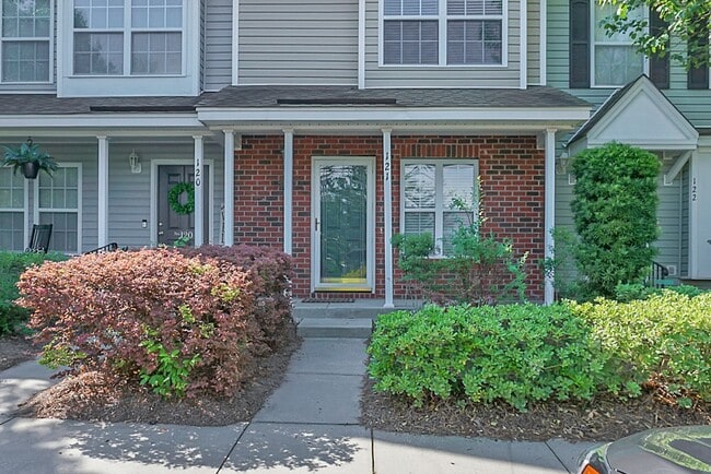 Photo - 121 Hornby Cir