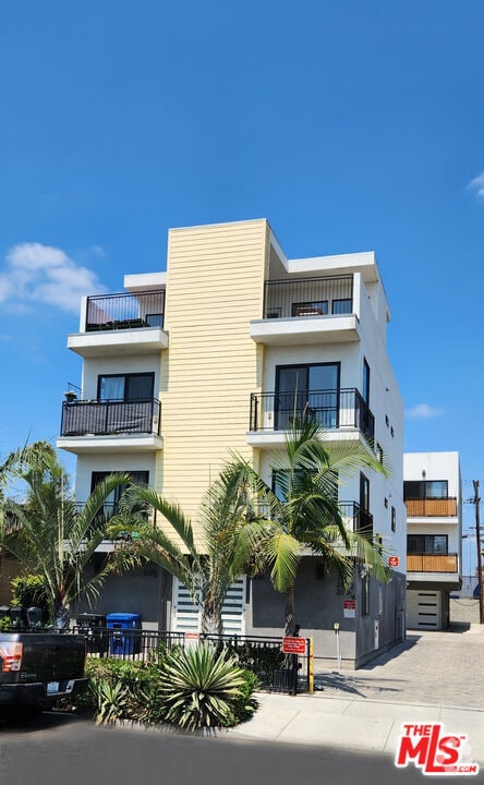 Building Photo - 2131 Carmona Ave Rental