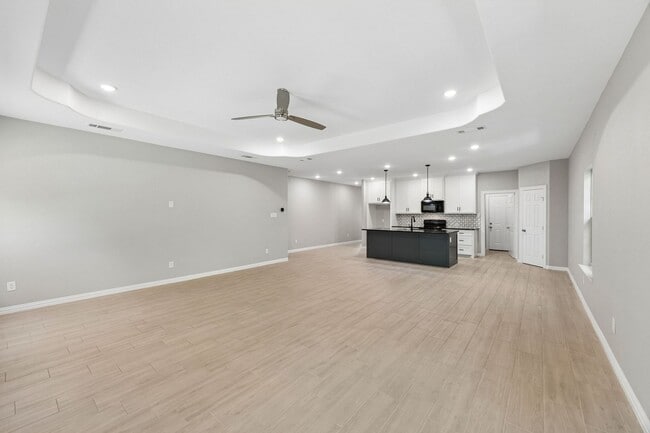 Photo - 2808 Binyon St