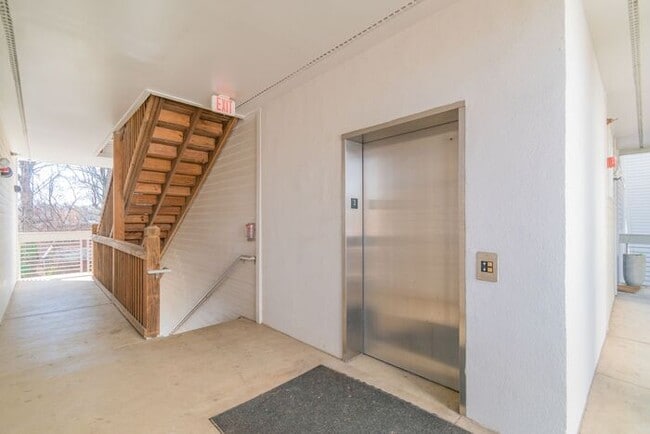 Conveniently Located Condo in Elizabeth Village!