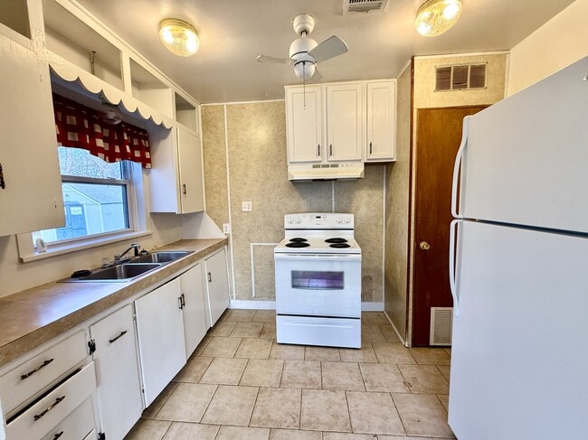 Photo - 709 11th Ave NW