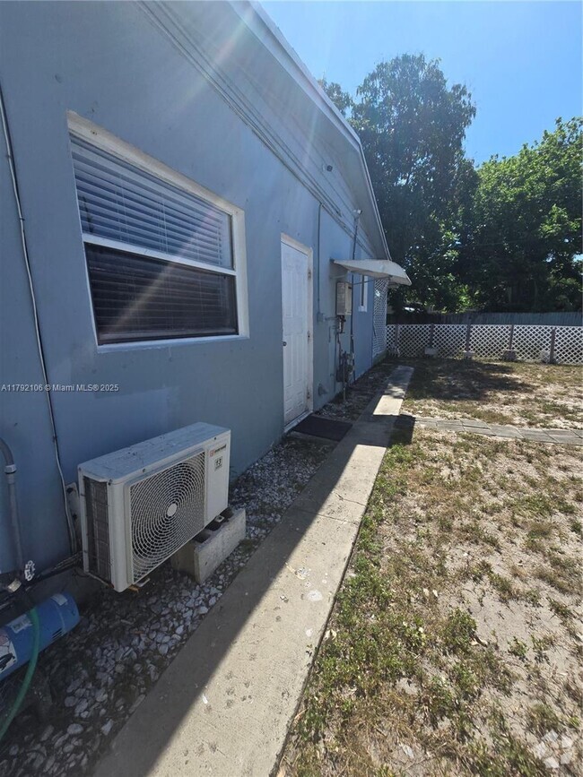 Building Photo - 20200 NW 11th Ct Unit 1 Rental