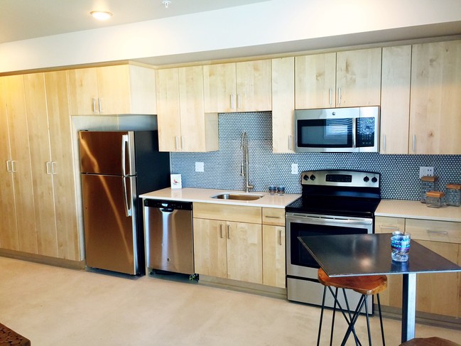 Brooklyn Yard - Stylish, Green Living! - Brooklyn Yard - Stylish, Green Living! Apartments