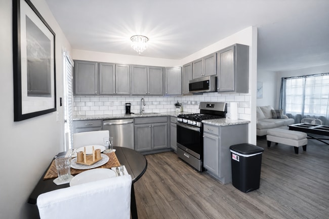 Building Photo - 1 Bed / 1 Bath – All Bills Paid, Washer & Dryer Included, Tile Floors, Pool & Prime Location!