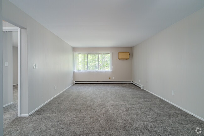 1BR, 1BA - 750SF - - Garden Court Apartments