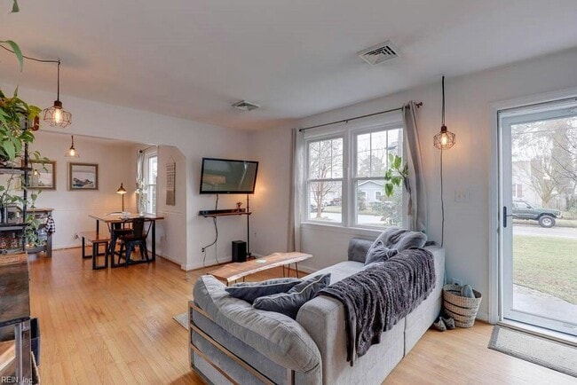 Photo - 171 W Bay Ave