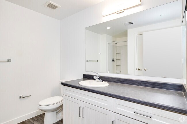 1BR, 1BA - 582SF - Bathroom - Mesquite Terrace
