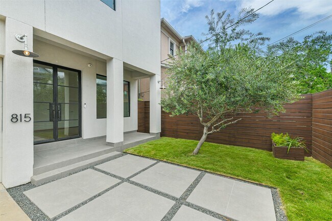 Photo - 815 Alexander St