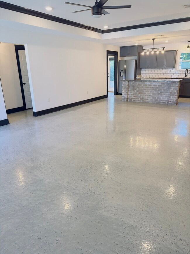 Photo - Just like New 3/2 - Custom Quality Constru...