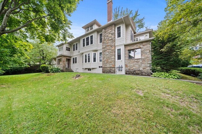11 Roseland Rd Unit 1