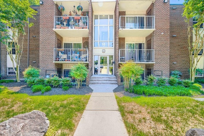 Building Photo - 14 Mountbatten Ct