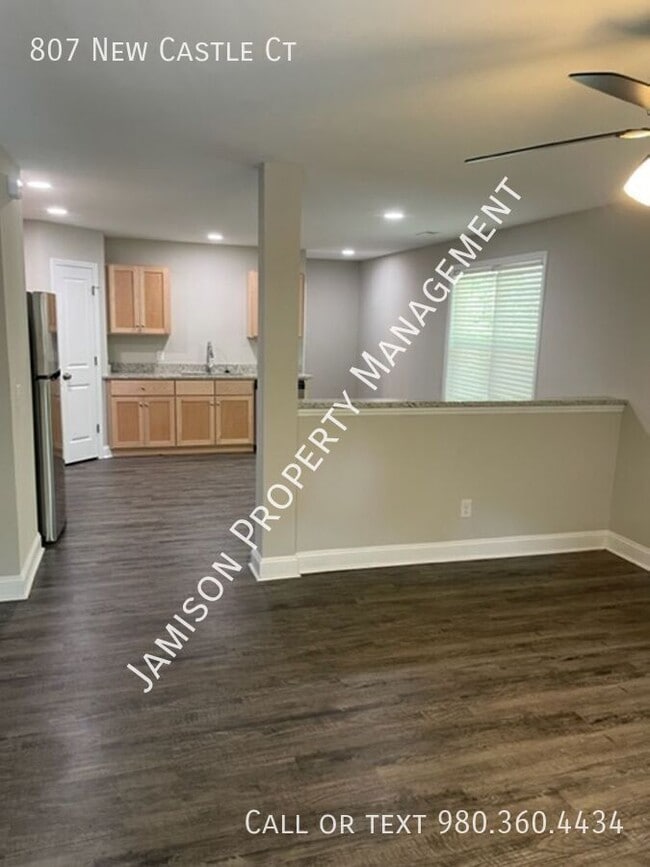 Photo - 807 New Castle Ct