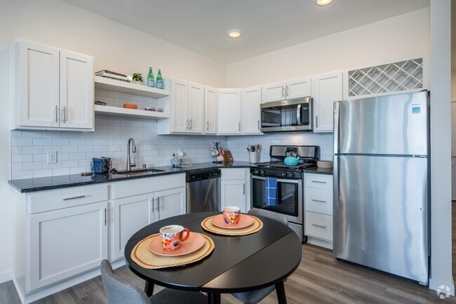 Studio, 1BA - 460SF