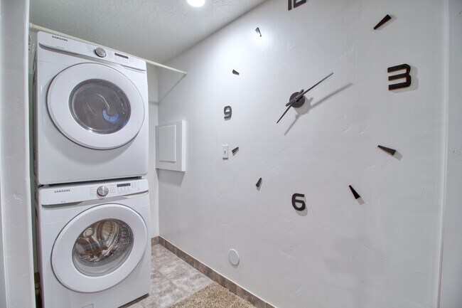 Photo - 2301 E Maple Dr