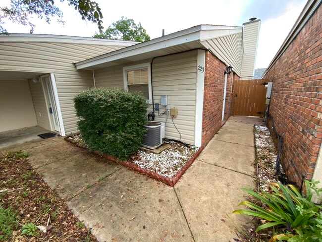 Photo - 223 Indian Oaks Dr