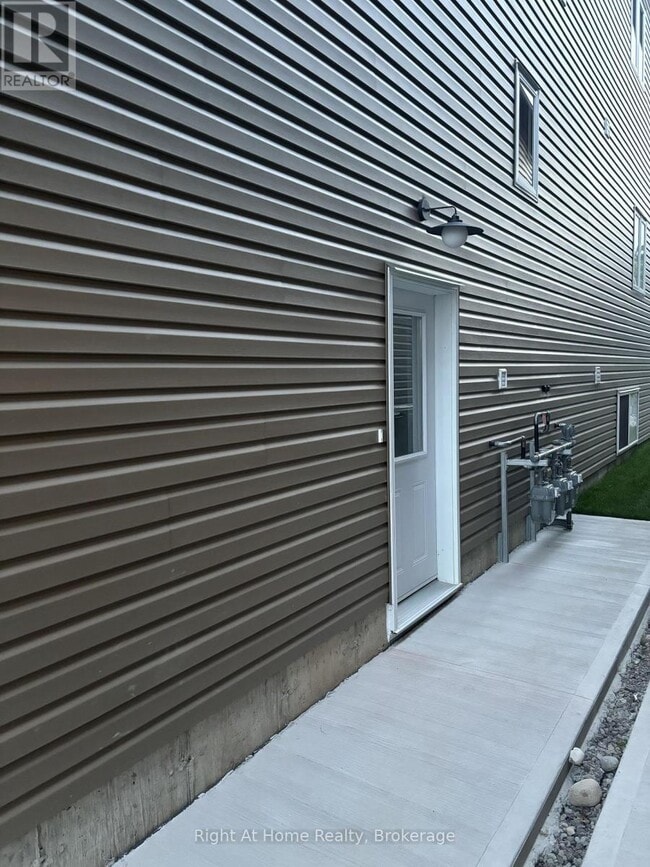 Photo - 576 Guelph St