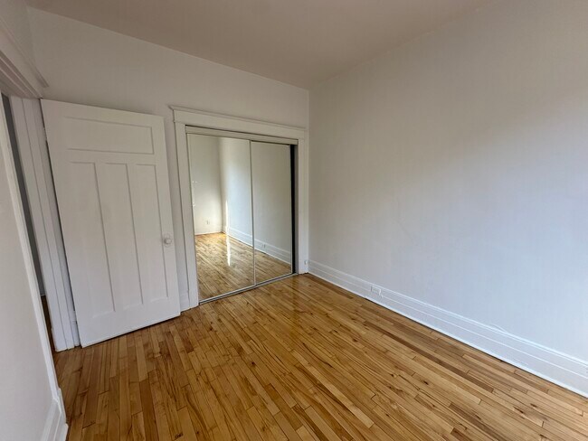 Photo - 2154-2160 rue Mont-Royal Est