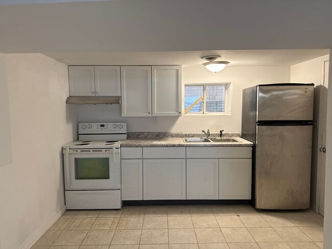 Building Photo - 328 W Mason St Unit 2