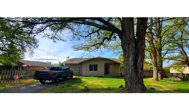 Building Photo - Adorable home in Yelm with HUGE fenced yard!!