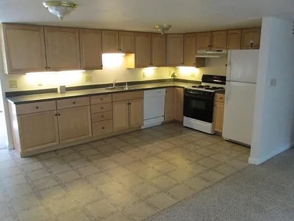 Kitchen - 22 Lakeview Ave Unit 2