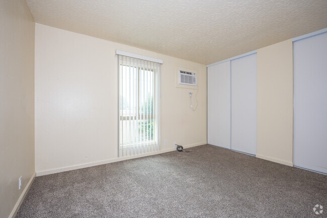 2BR, 1.5BA - 1,000SF - Primary Bedroom