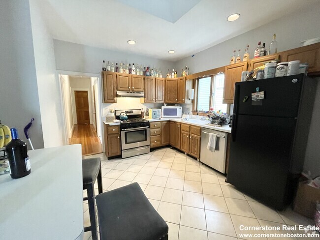 Building Photo - 19 Bucknam St Unit #3 Rental