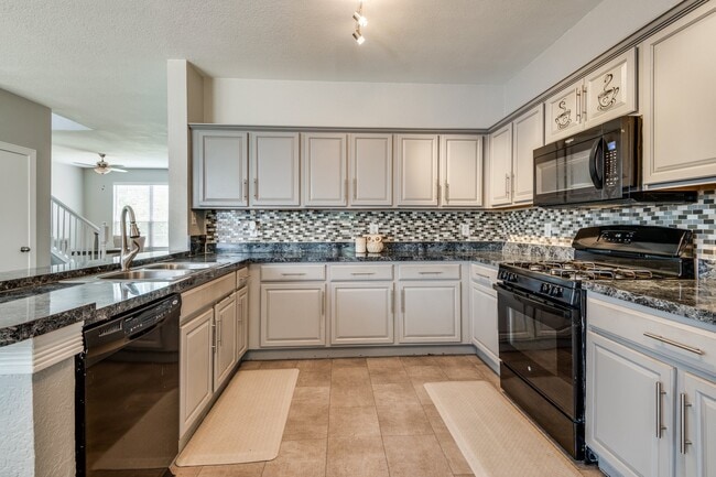 Photo - 817 Pryor Dr