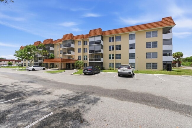 Building Photo - 4152 Inverrary Dr Unit 311