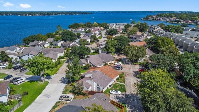 Photo - 49 April Point Dr N