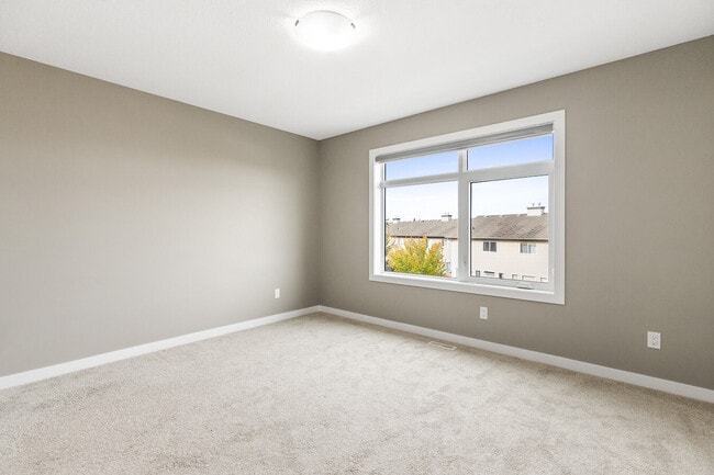 Building Photo - 1631 Hammond Cres NW Unit 19