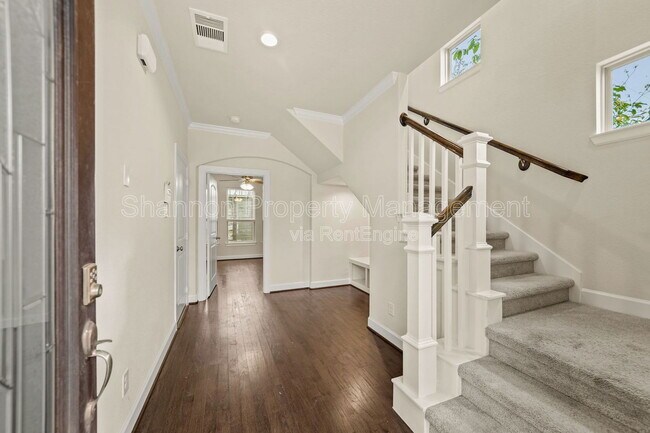 Photo - 2025 Cambridge Heights Pl