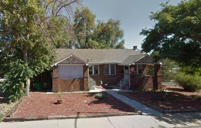 Photo - NICE 4-BEDROOM DUPLEX UNIT WITH GARAGE IN SUNNYSIDE! WATER, SEWER & TRASH INCLUDED!