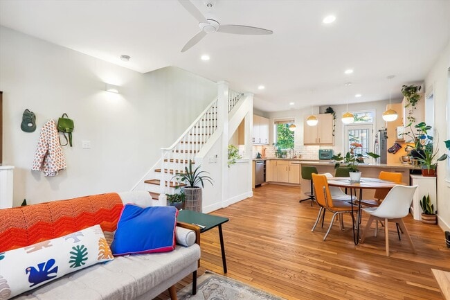 Photo - 528 Roxboro Pl NW