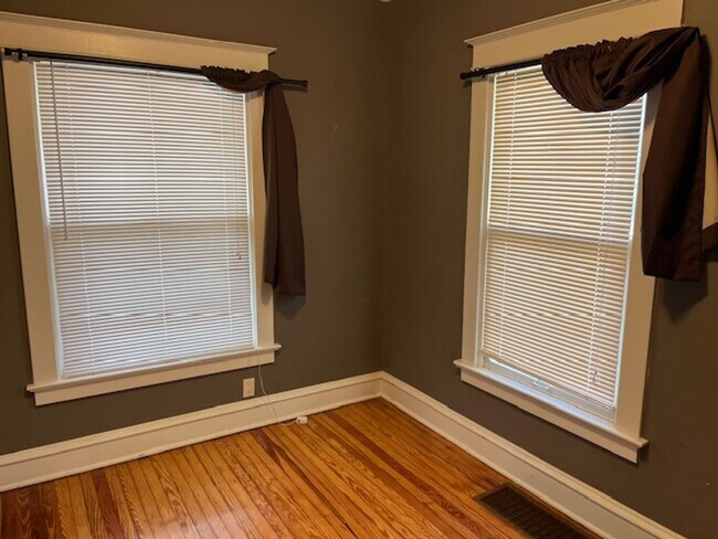 Photo - West Plaza Home close shops and entertainment